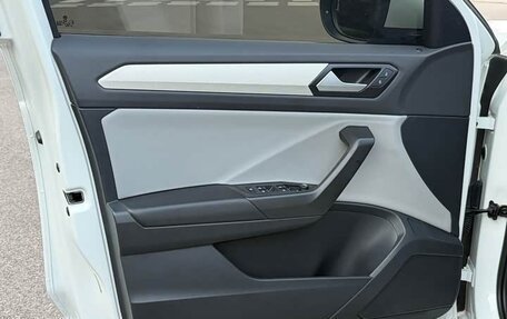 Volkswagen T-Roc I, 2023 год, 1 870 001 рублей, 6 фотография