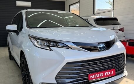 Toyota Sienna, 2021 год, 4 800 000 рублей, 1 фотография