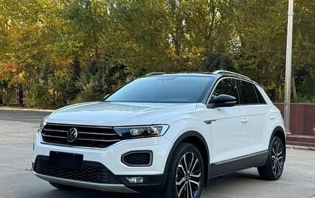 Volkswagen T-Roc I, 2023 год, 1 730 000 рублей, 2 фотография