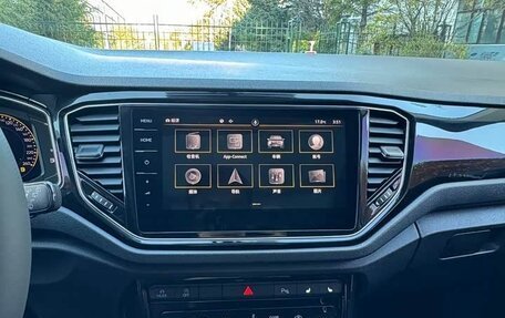 Volkswagen T-Roc I, 2023 год, 1 730 000 рублей, 11 фотография