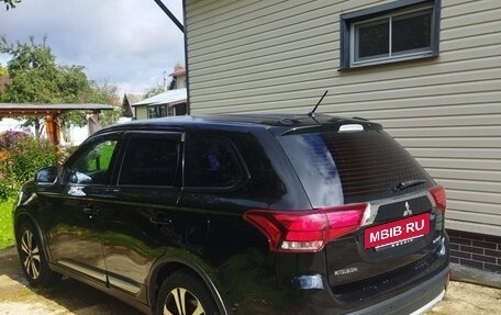 Mitsubishi Outlander III рестайлинг 3, 2015 год, 1 640 000 рублей, 8 фотография