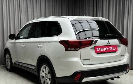 Mitsubishi Outlander III рестайлинг 3, 2015 год, 1 699 000 рублей, 4 фотография