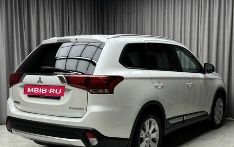 Mitsubishi Outlander III рестайлинг 3, 2015 год, 1 699 000 рублей, 6 фотография