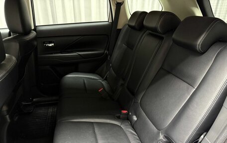 Mitsubishi Outlander III рестайлинг 3, 2015 год, 1 699 000 рублей, 31 фотография