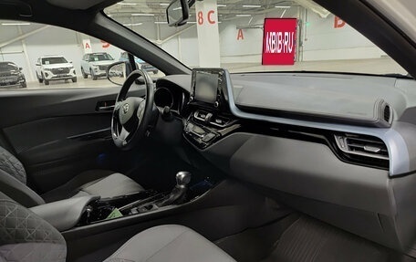 Toyota C-HR I рестайлинг, 2020 год, 2 570 000 рублей, 13 фотография