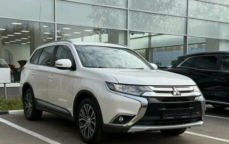 Mitsubishi Outlander III рестайлинг 3, 2018 год, 1 890 000 рублей, 1 фотография
