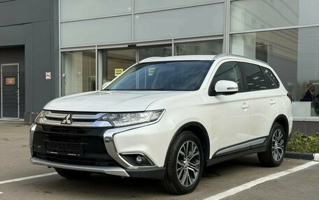 Mitsubishi Outlander III рестайлинг 3, 2018 год, 1 890 000 рублей, 3 фотография