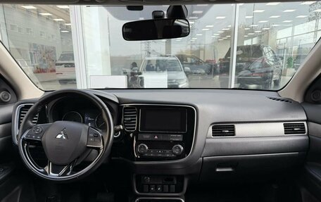 Mitsubishi Outlander III рестайлинг 3, 2018 год, 1 890 000 рублей, 7 фотография