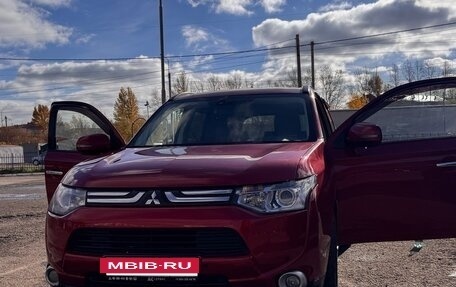 Mitsubishi Outlander III рестайлинг 3, 2013 год, 1 300 000 рублей, 3 фотография