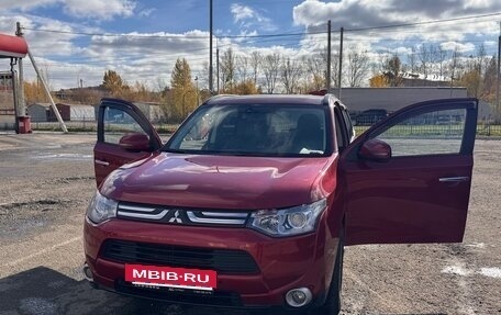 Mitsubishi Outlander III рестайлинг 3, 2013 год, 1 300 000 рублей, 17 фотография