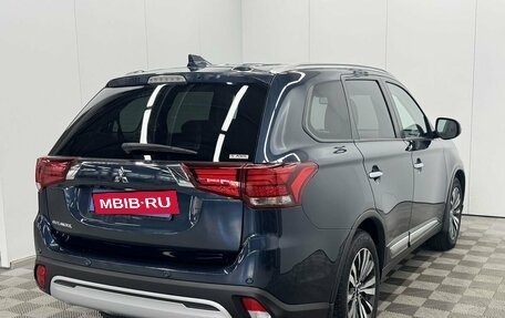 Mitsubishi Outlander III рестайлинг 3, 2021 год, 2 390 000 рублей, 5 фотография
