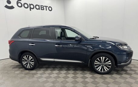 Mitsubishi Outlander III рестайлинг 3, 2021 год, 2 390 000 рублей, 10 фотография
