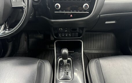 Mitsubishi Outlander III рестайлинг 3, 2021 год, 2 390 000 рублей, 12 фотография