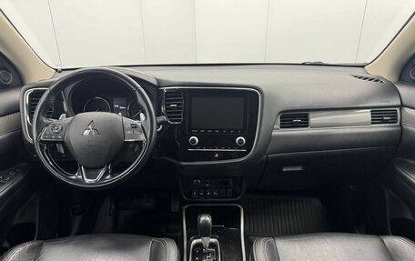 Mitsubishi Outlander III рестайлинг 3, 2021 год, 2 390 000 рублей, 16 фотография