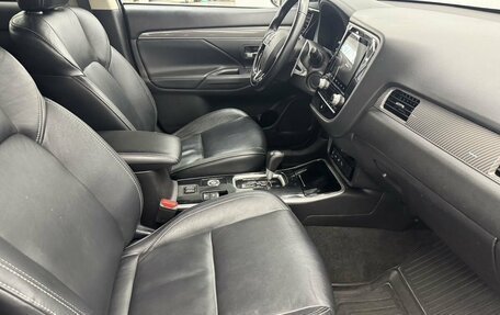 Mitsubishi Outlander III рестайлинг 3, 2021 год, 2 390 000 рублей, 14 фотография