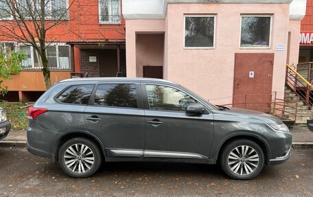 Mitsubishi Outlander III рестайлинг 3, 2019 год, 1 800 000 рублей, 6 фотография