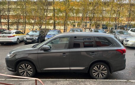 Mitsubishi Outlander III рестайлинг 3, 2019 год, 1 800 000 рублей, 9 фотография