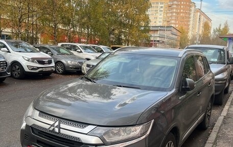 Mitsubishi Outlander III рестайлинг 3, 2019 год, 1 800 000 рублей, 8 фотография