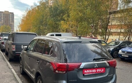 Mitsubishi Outlander III рестайлинг 3, 2019 год, 1 800 000 рублей, 10 фотография
