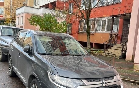 Mitsubishi Outlander III рестайлинг 3, 2019 год, 1 800 000 рублей, 7 фотография