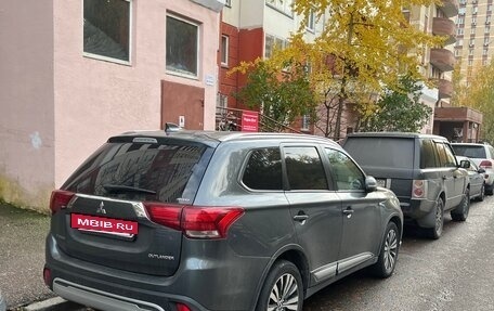 Mitsubishi Outlander III рестайлинг 3, 2019 год, 1 800 000 рублей, 5 фотография