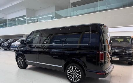 Volkswagen Multivan T6 рестайлинг, 2019 год, 8 100 000 рублей, 2 фотография