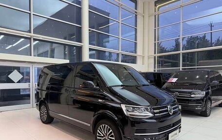 Volkswagen Multivan T6 рестайлинг, 2019 год, 8 100 000 рублей, 5 фотография