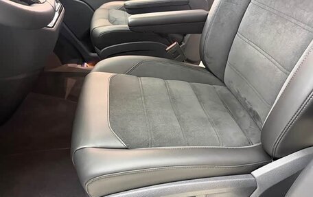 Volkswagen Multivan T6 рестайлинг, 2019 год, 8 100 000 рублей, 8 фотография