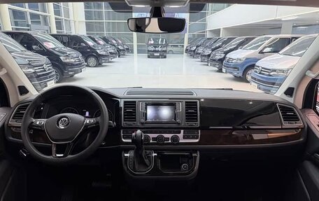 Volkswagen Multivan T6 рестайлинг, 2019 год, 8 100 000 рублей, 12 фотография