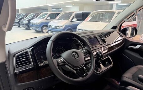 Volkswagen Multivan T6 рестайлинг, 2019 год, 8 100 000 рублей, 9 фотография
