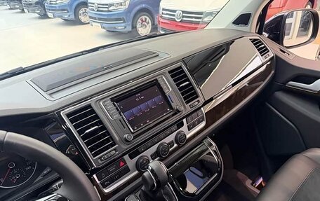 Volkswagen Multivan T6 рестайлинг, 2019 год, 8 100 000 рублей, 10 фотография