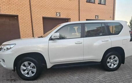Toyota Land Cruiser Prado 150 рестайлинг, 2020 год, 5 700 000 рублей, 4 фотография