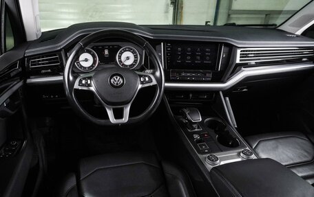 Volkswagen Touareg III, 2018 год, 3 599 000 рублей, 6 фотография