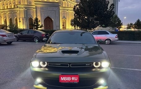 Dodge Challenger III рестайлинг 2, 2021 год, 2 150 000 рублей, 2 фотография