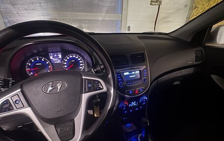 Hyundai Solaris II рестайлинг, 2015 год, 950 000 рублей, 36 фотография