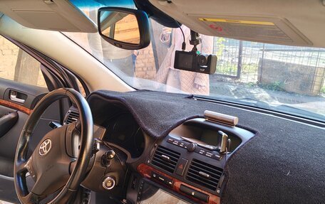 Toyota Avensis III рестайлинг, 2004 год, 750 000 рублей, 12 фотография