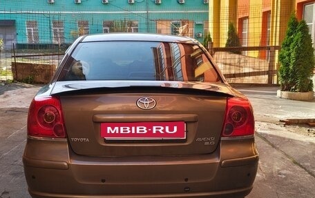 Toyota Avensis III рестайлинг, 2004 год, 750 000 рублей, 5 фотография