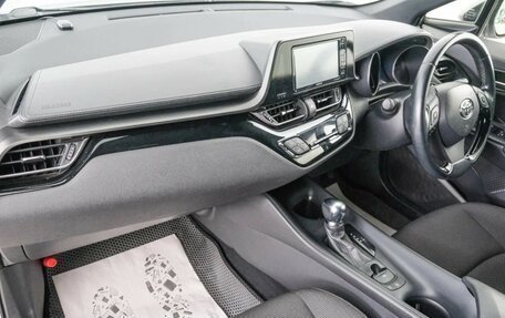 Toyota C-HR I рестайлинг, 2017 год, 1 869 000 рублей, 13 фотография