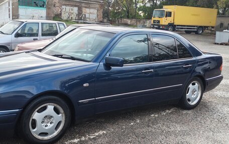 Mercedes-Benz E-Класс, 1998 год, 600 000 рублей, 1 фотография