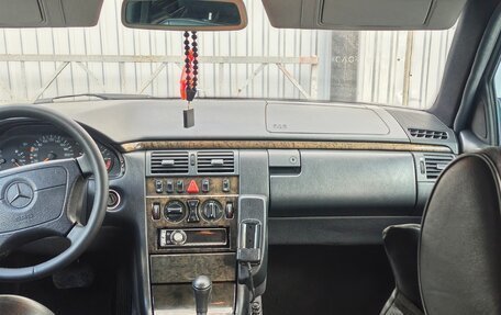 Mercedes-Benz E-Класс, 1998 год, 600 000 рублей, 4 фотография