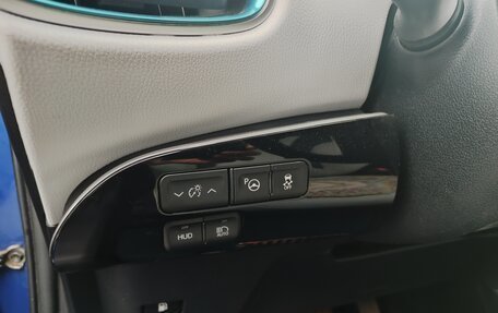 Toyota Prius IV XW50, 2016 год, 1 870 000 рублей, 14 фотография