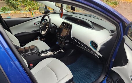 Toyota Prius IV XW50, 2016 год, 1 870 000 рублей, 8 фотография