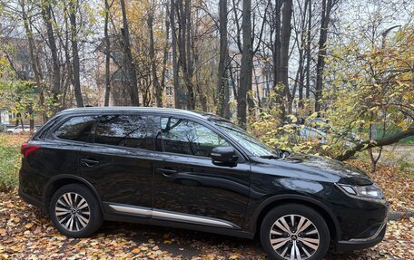 Mitsubishi Outlander III рестайлинг 3, 2021 год, 2 000 000 рублей, 2 фотография