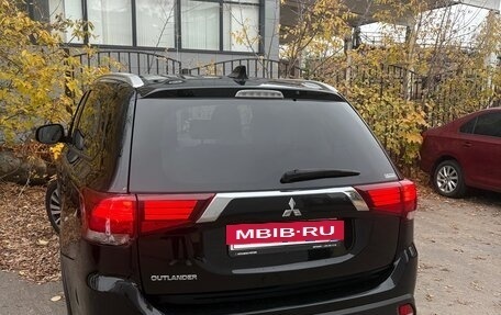 Mitsubishi Outlander III рестайлинг 3, 2021 год, 2 000 000 рублей, 3 фотография