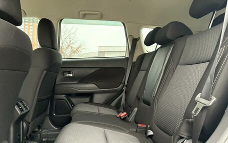 Mitsubishi Outlander III рестайлинг 3, 2022 год, 2 450 000 рублей, 7 фотография