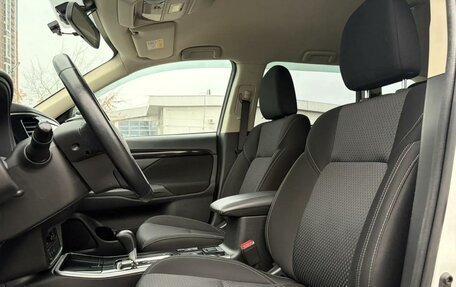 Mitsubishi Outlander III рестайлинг 3, 2022 год, 2 450 000 рублей, 8 фотография