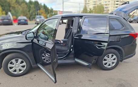 Mitsubishi Outlander III рестайлинг 3, 2017 год, 1 990 000 рублей, 10 фотография