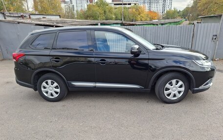 Mitsubishi Outlander III рестайлинг 3, 2017 год, 1 990 000 рублей, 5 фотография