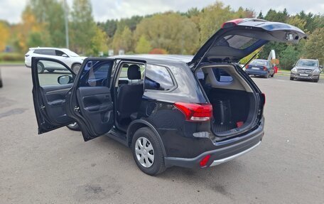 Mitsubishi Outlander III рестайлинг 3, 2017 год, 1 990 000 рублей, 13 фотография