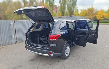 Mitsubishi Outlander III рестайлинг 3, 2017 год, 1 990 000 рублей, 12 фотография